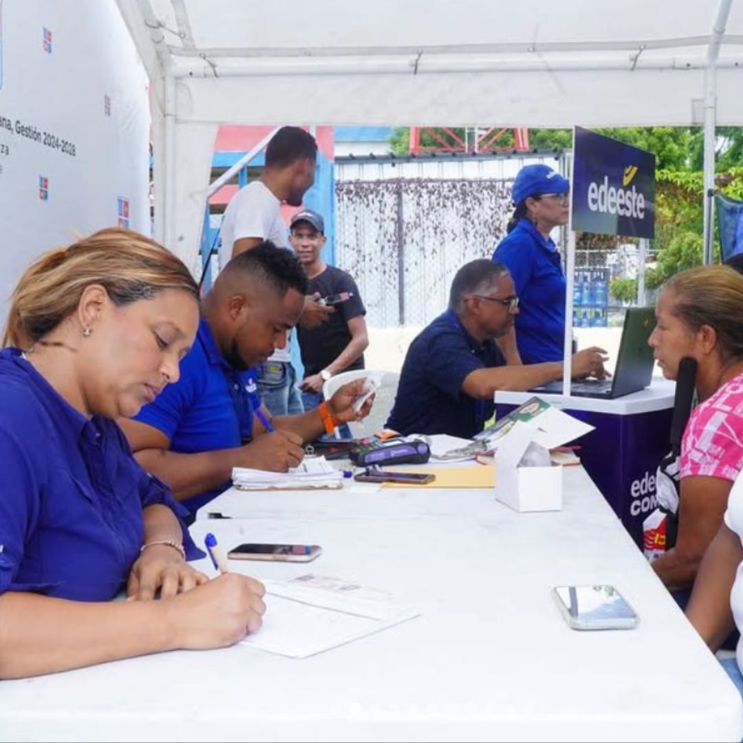 Exitoso operativo de registro y entrega de Bonoluz en el Distrito Caleta