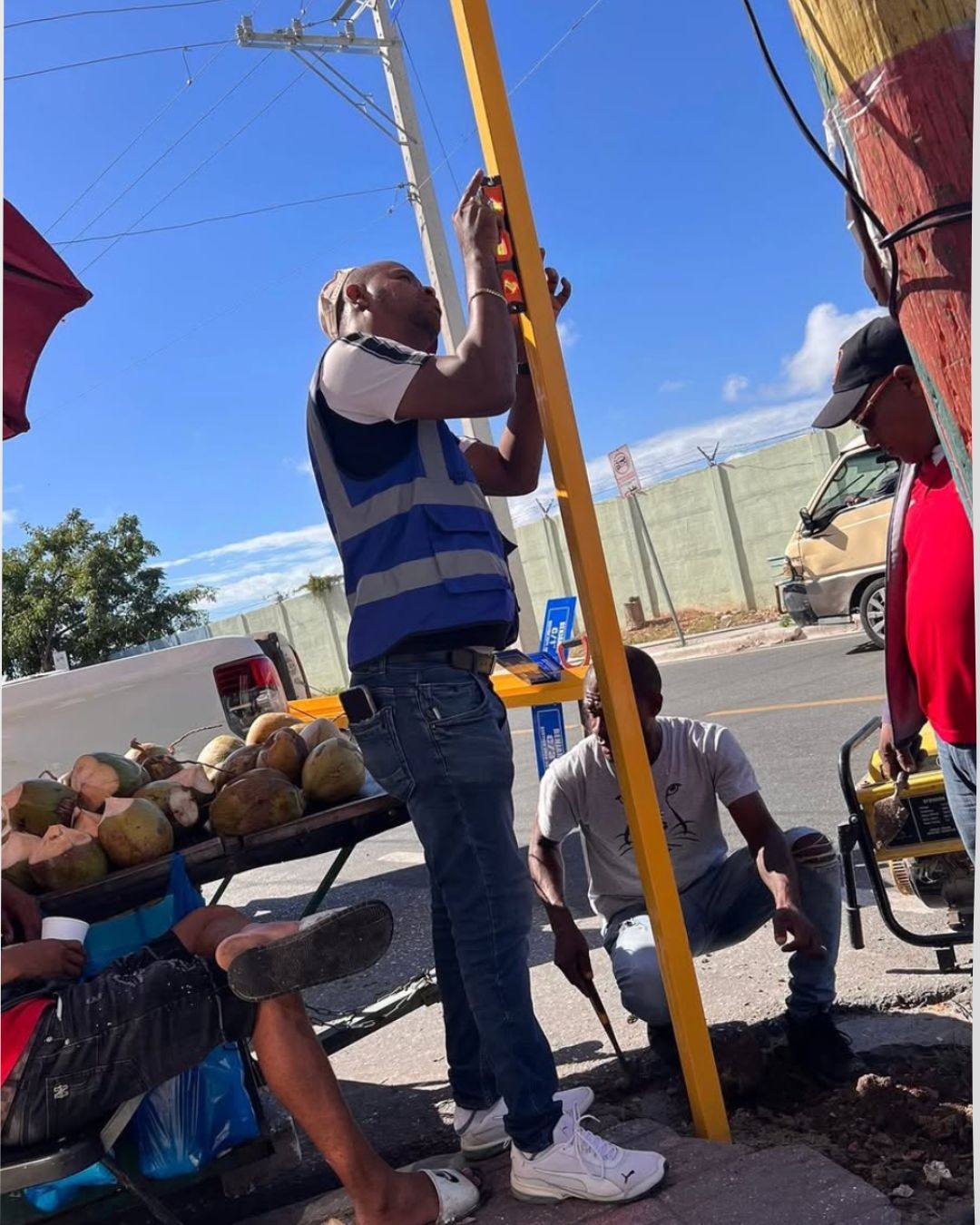 Alcalde Tury Reyes continúa jornada de señalización vial en el Distrito Municipal de Caleta